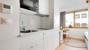 Refrigerador, microondas, cafetera/tetera, utensilios de cocina