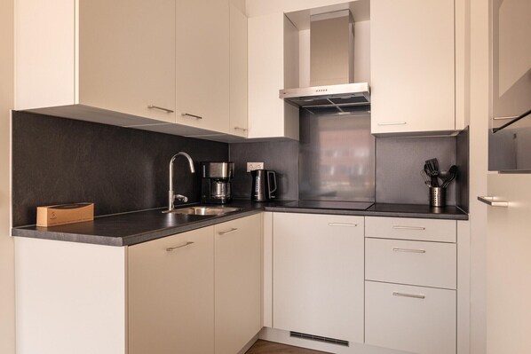 Fridge, microwave, stovetop, dishwasher