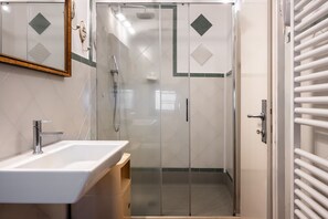 Dusche, Haartrockner, Bidet