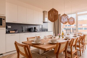 Fridge, microwave, stovetop, dishwasher