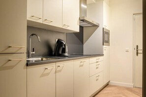 Refrigerador, microondas, placa de cocina, lavavajillas