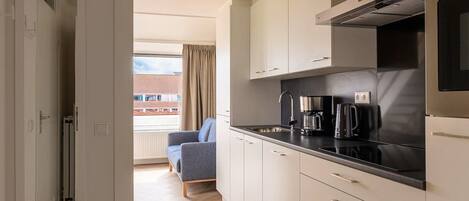 Réfrigérateur, micro-ondes, plaque de cuisson, lave-vaisselle