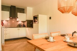 Fridge, microwave, dishwasher, coffee/tea maker