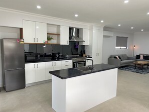 Micro-ondas, fogão, cooktop, lava-louças