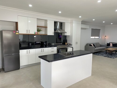 Lux Modern 4 Bedroom home 
3 minuts to all Sopping centres