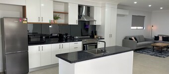 Lux Modern 4 Bedroom home 
3 minuts to all Sopping centres