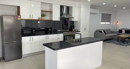 Lux Modern 4 Bedroom home
3 minuts to all Sopping centres