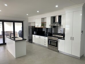 Micro-ondes, four, plaque de cuisson, lave-vaisselle