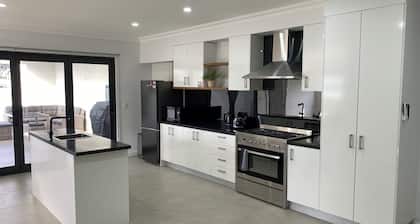 Lux Modern 4 Bedroom home
3 minuts to all Sopping centres