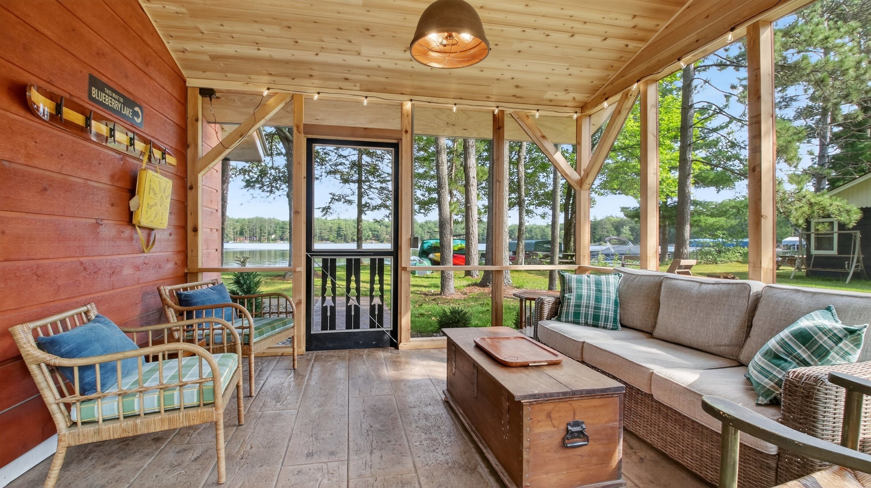 Smart-tv, een open haard en boeken