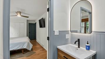 3 bedrooms, desk, iron/ironing board, travel crib