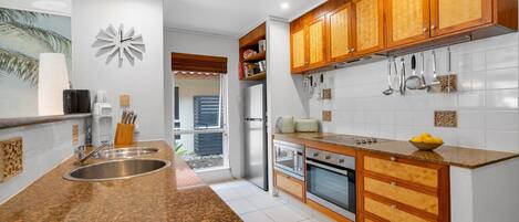 Een magnetron, een oven, een kookplaat, een vaatwasser