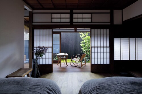 Renovated the main house of Maruyo Lumber, which is over 70 years old. Located in Funama-cho, Kuwana City, the site of the "Shichiri-no-watashi" ferry, the inn is a private house with antiques and artwork that blends the old and the new.