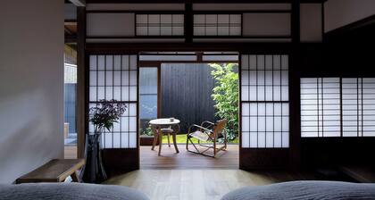 Renovated the main house of Maruyo Lumber, which is over 70 years old. Located in Funama-cho, Kuwana City, the site of the "Shichiri-no-watashi" ferry, the inn is a private house with antiques and artwork that blends the old and the new.