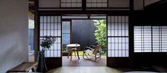 Renovated the main house of Maruyo Lumber, which is over 70 years old. Located in Funama-cho, Kuwana City, the site of the "Shichiri-no-watashi" ferry, the inn is a private house with antiques and artwork that blends the old and the new.