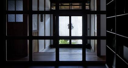 Renovated the main house of Maruyo Lumber, which is over 70 years old. Located in Funama-cho, Kuwana City, the site of the "Shichiri-no-watashi" ferry, the inn is a private house with antiques and artwork that blends the old and the new.