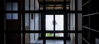 Renovated the main house of Maruyo Lumber, which is over 70 years old. Located in Funama-cho, Kuwana City, the site of the "Shichiri-no-watashi" ferry, the inn is a private house with antiques and artwork that blends the old and the new.