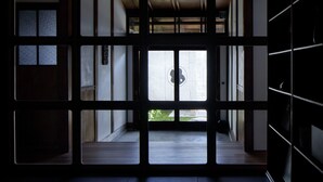 A traditional Japanese interior with sliding doors, tatami flooring, and a view of the outside. - Renovated the main house of Maruyo Lumber, which is over 70 years old. Located in Funama-cho, Kuwana City, the site of the "Shichiri-no-watashi" ferry, the inn is a private house with antiques and artwork that blends the old and the new. (Semba cho, Kuwana city)