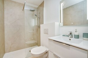 Shower, hair dryer, towels