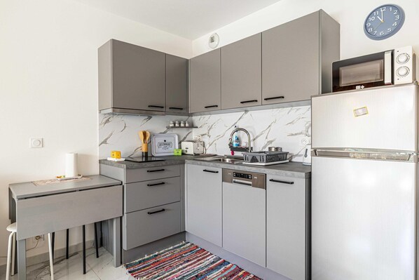 Micro-ondes, four, plaque de cuisson, lave-vaisselle