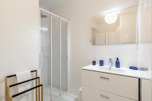 Shower, hair dryer, towels