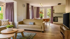 Un salon moderne avec un canapé, une table basse et un coin repas.
