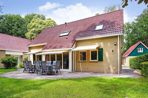 Outdoor dining - Wheelchair accessible bungalow with sauna (Diessen-Baarschot)