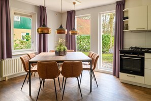 Dining - Wheelchair accessible bungalow with sauna (Diessen-Baarschot)
