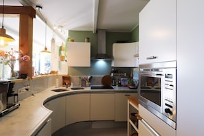 Réfrigérateur, micro-ondes, plaque de cuisson, cafetière/bouilloire