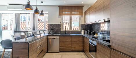 Réfrigérateur, micro-ondes, plaque de cuisson, cafetière/bouilloire