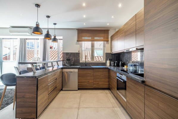 Fridge, microwave, stovetop, coffee/tea maker