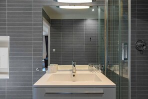 Dusche, Haartrockner, Handtücher