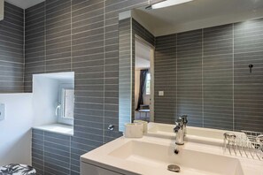 Shower, hair dryer, towels