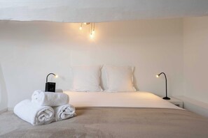 1 habitación, tabla de planchar con plancha, internet y ropa de cama