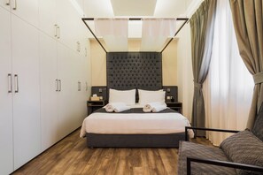 1 chambre, bureau, fer et planche à repasser, lit de bébé portatif