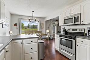 Kjøleskap, mikrobølgeovn, ovn og kokeplater