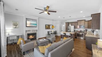 Fernseher, Kamin, Bücher