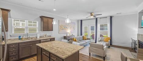 Téléviseur, foyer, livres