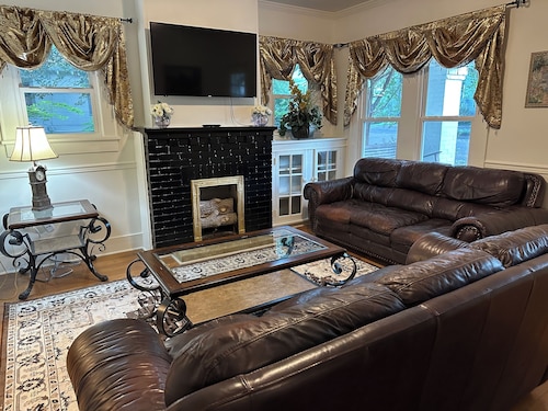 Historic 3-bedroom house with AC in charming Brookhaven
