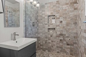 Een douche, een haardroger, handdoeken