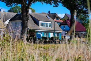 A row of houses with a mix of architectural styles, including a house with a blue facade and a thatched roof. - App. 7 Granitzblick, Seedorf - Apartment 7 "Granitzblick" in Seedorf (Sellin)
