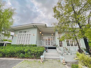 Front of property - Hometown Hometale Chiangmai (San Sai)