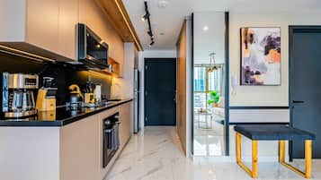 Frigorífico, microondas, horno y placa de cocina