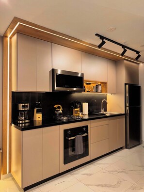 Refrigerador, microondas, horno y parrilla de estufa 