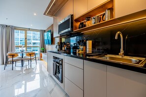 冷蔵庫、電子レンジ、オーブン、コンロ