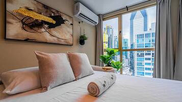 Tabla de planchar con plancha, wifi, ropa de cama