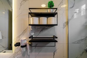 Douche, sèche-cheveux, serviettes fournies