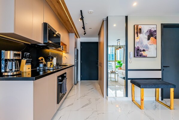 Réfrigérateur, four à micro-ondes, un four, surface de cuisson