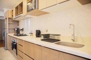 冷蔵庫、電子レンジ、オーブン、コンロ