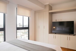 2 bedrooms, desk, WiFi, bed sheets